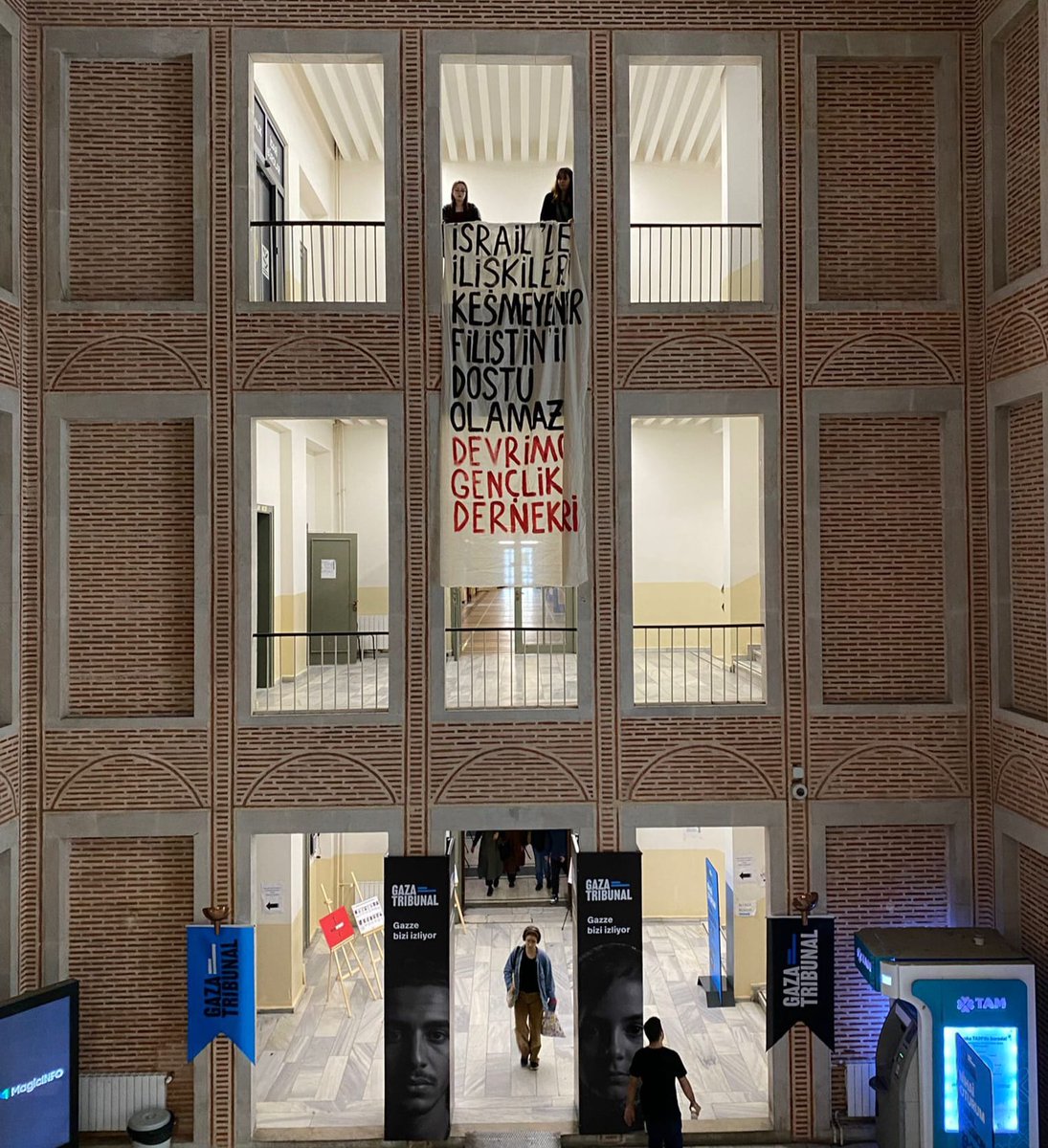 dgdistanbul's tweet image. 📍Beyazıt
İsrail'le ilişkileri kesmeyen AKP, İstanbul Üniversitesi'nde düzenlenen Gazze etkinliğinde timsah gözyaşları döküyor, bunu kabul etmiyoruz!
🇵🇸 İsrail'le İlişkileri Kesmeyenler Filistin'in Dostu Olamaz!