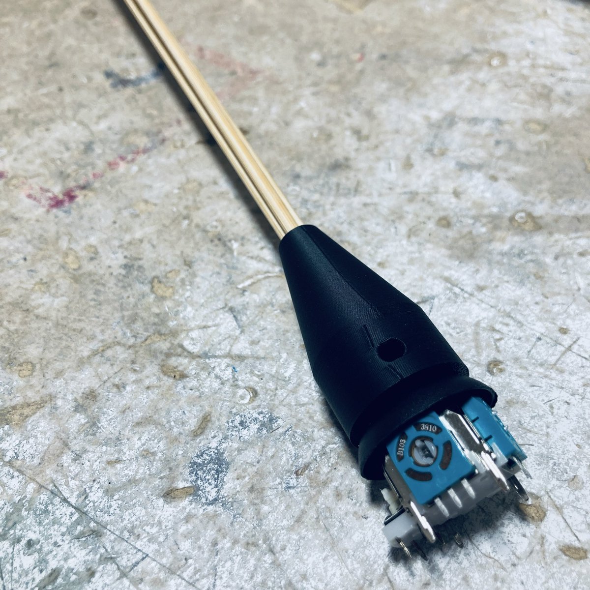 MicroMouse2011's tweet image. 新ロボ剣用「打突センサ付き竹刀」を作ってみる
２軸のポテンショメータと１軸のスイッチからAIを使って打突判定、竹刀の曲がり具合を推定する
　
前進あるのみ