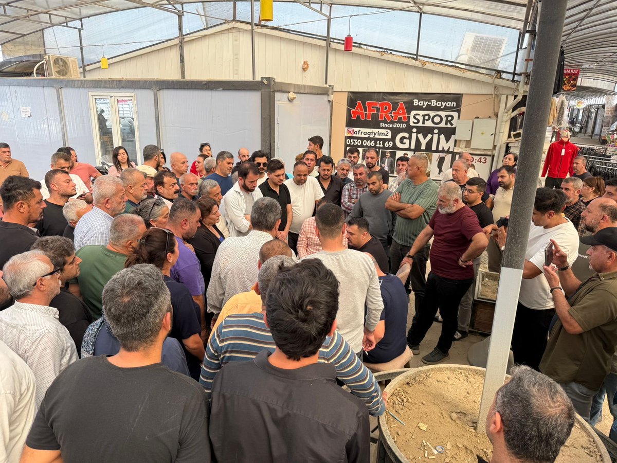 Hatay Antakya’da 24 saatten fazla süren elektrik kesintileri yüzünden Eski Otogar Prefabrik Çarşı, Türkiye 100. yılı çarşısı ve Yeni Uzun Çarşı esnafı her gün mağdur oluyor. 

Bugün tüm esnaf toplanarak artık yeter denildi. 

Elektrik kesintileri artık Hatay’ı yıldırdı, bıktırdı!