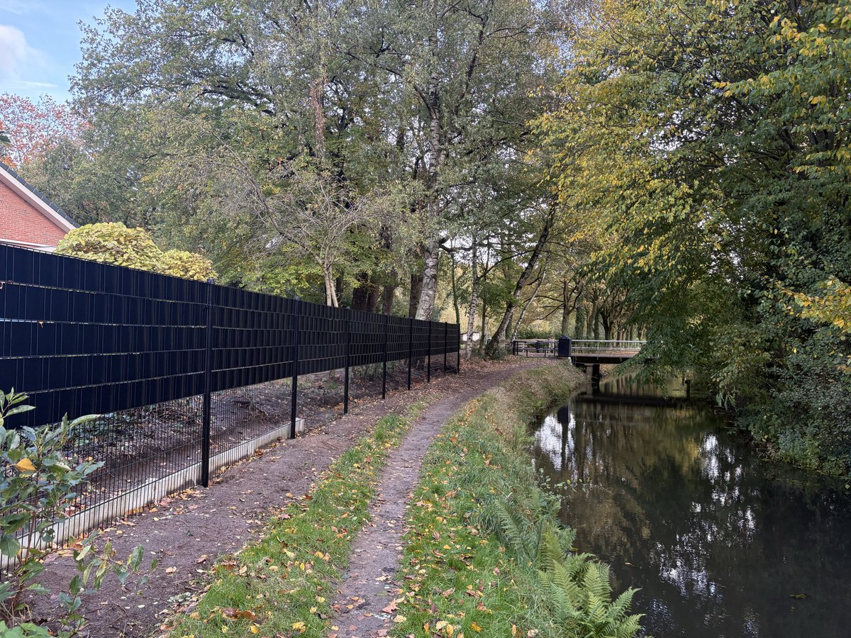 Oude hek afgebroken en een nieuw hek geplaatst.

#renovatie