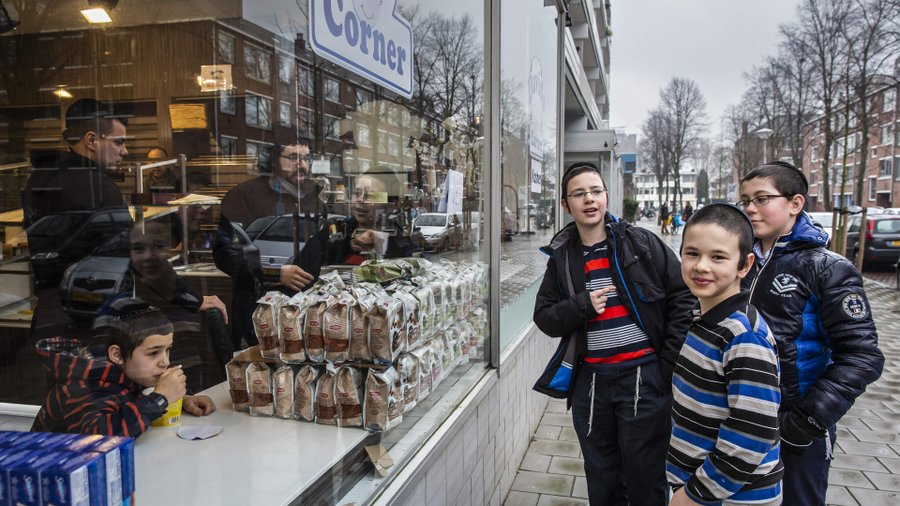 Hoofdstad dankt iconen aan Joodse ondernemers
Van De Bijenkorf tot Tuschinski, de expositie Mokum laat zien: ’Zonder Joods leven geen Amsterdam’.
De tentoonstelling in De Nieuwe Kerk, die zaterdag opent, is de afsluiter van de viering van het 750-jarig bestaan van Amsterdam.