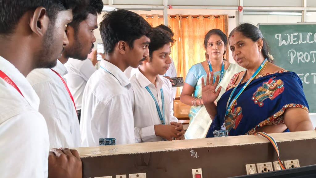 mahendra_edu's tweet image. The Department of Electronics and Communication Engineering at Mahendra Engineering College organized Electrovision 2025 – Innovations for a Smarter Future, a project expo held on 17th October 2025. Students presented creative solutions, working models, and prototypes that…