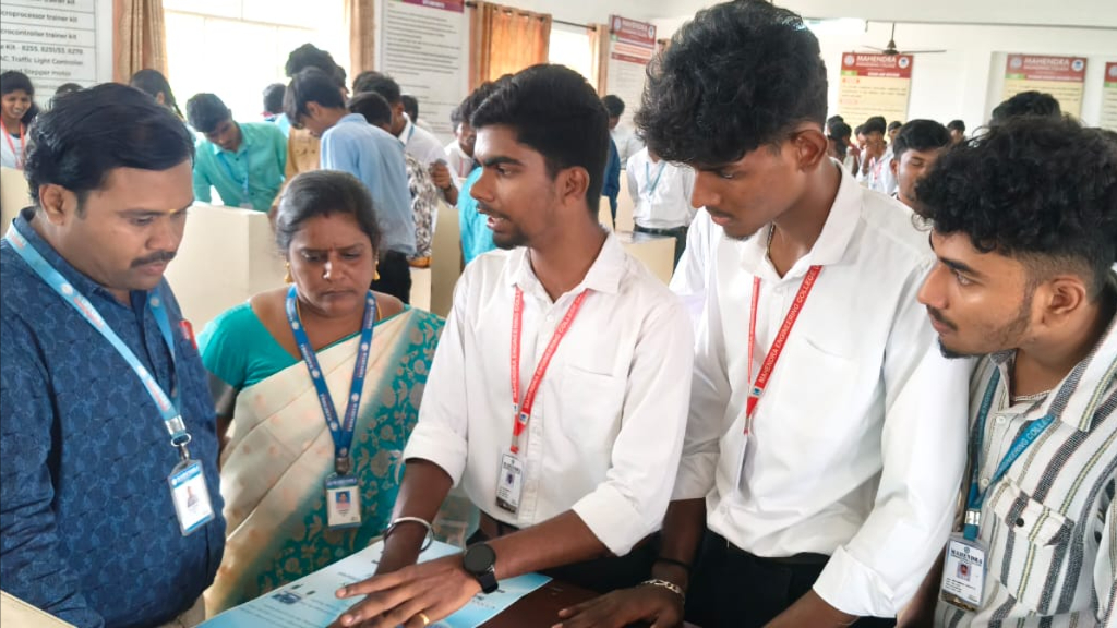 mahendra_edu's tweet image. The Department of Electronics and Communication Engineering at Mahendra Engineering College organized Electrovision 2025 – Innovations for a Smarter Future, a project expo held on 17th October 2025. Students presented creative solutions, working models, and prototypes that…