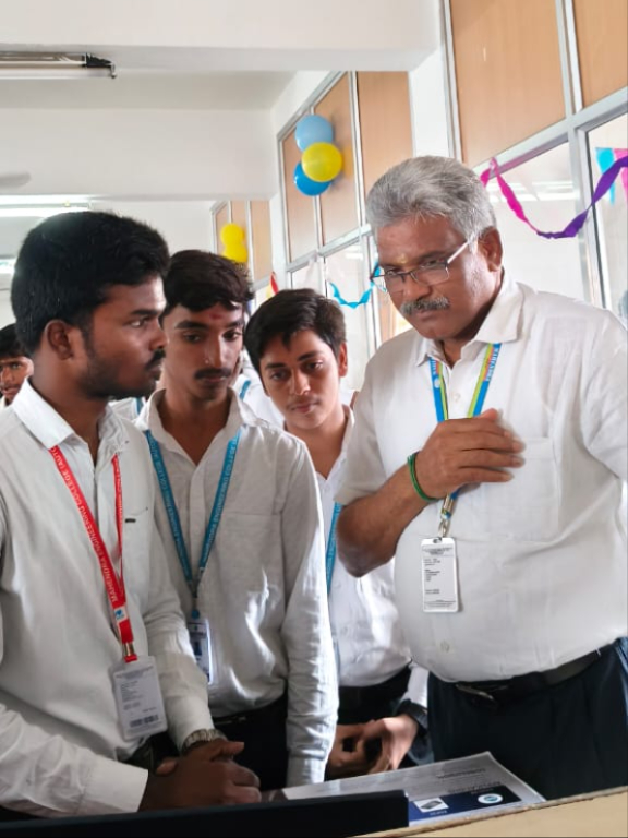 mahendra_edu's tweet image. The Department of Electronics and Communication Engineering at Mahendra Engineering College organized Electrovision 2025 – Innovations for a Smarter Future, a project expo held on 17th October 2025. Students presented creative solutions, working models, and prototypes that…