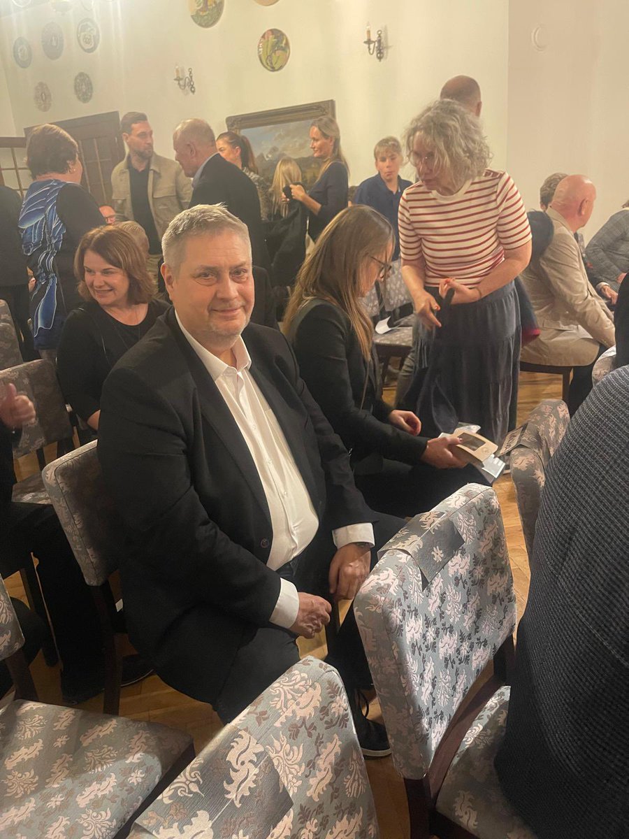 LiborHoppe's tweet image. Adoptuj si svou židli👆

Včera jsme s manželkou Lenkou měli tu čest poslechnout si speciální koncert věnovaný projektu 
🪑“Adoptuj si svou židli na blanenském zámku.”

Jsem moc rád, že jsme takto mohli podpořit kulturu v našem regionu. Děti i učitelé ze 🎻ZUŠ Blansko se opravdu…