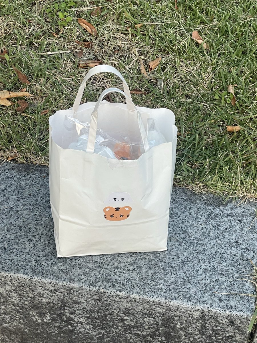 rangandkki's tweet photo. 나마네카드 부스 옆 티켓박스 옆에 뒀습니다! 

무인나눔은 자유롭게 가져가시면 되고
인형은 저한테 알티 보여주시면 됩니다
(사진에 있는 쇼핑백 들고 있어요) https://t.co/ibATPTH0RI