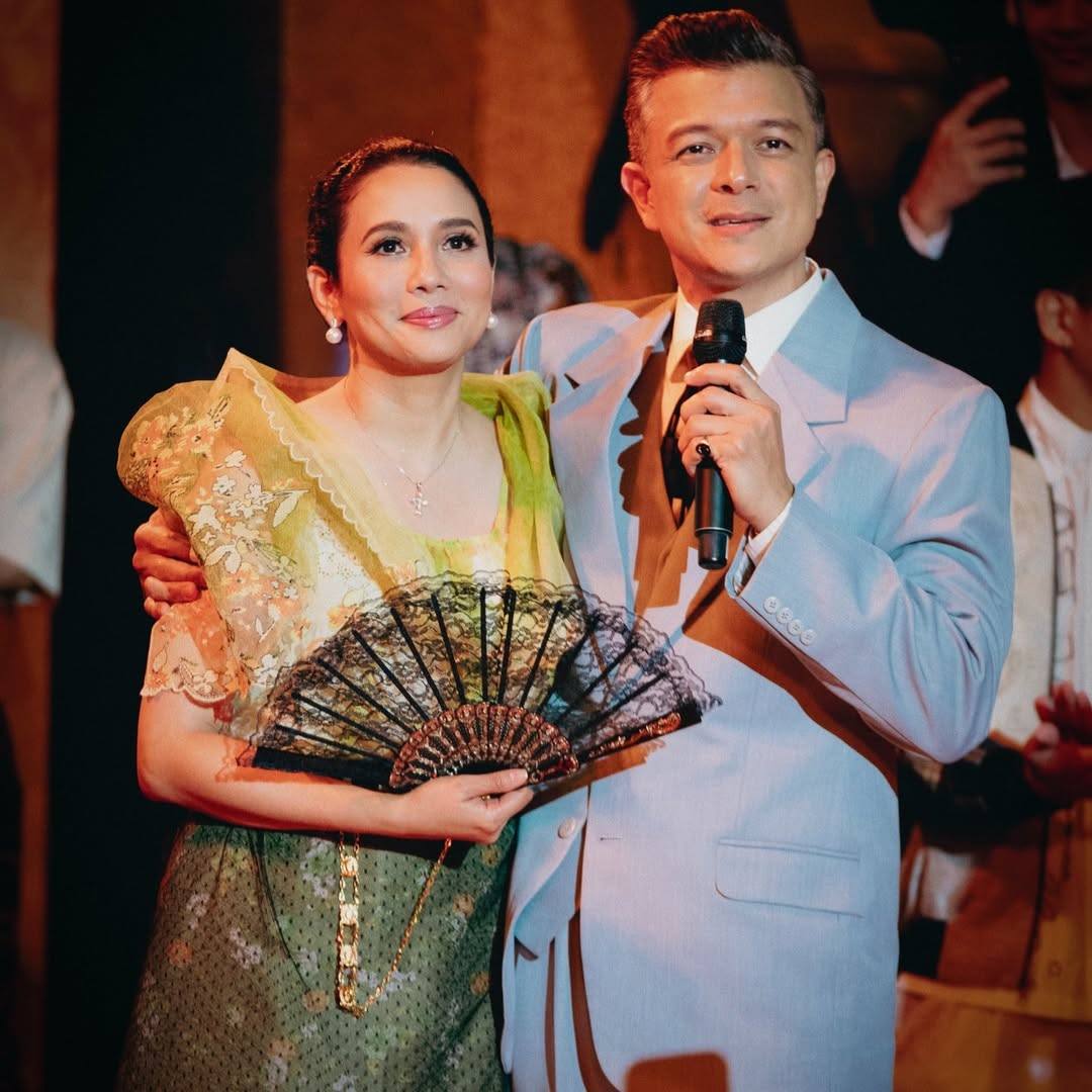 PilipinasToday_'s tweet image. KARYLLE, ELEGANTE SA GALA NIGHT NG PELIKULANG “QUEZON” 🎬✨
Nagbahagi sa Instagram si TV personality Karylle ng ilang larawan mula sa gala night ng pelikulang “Quezon” na ginanap sa Metropolitan Theatre noong Oktubre 22.
“Salamat sa lahat ng dumalo sa aming Quezon gala night sa…