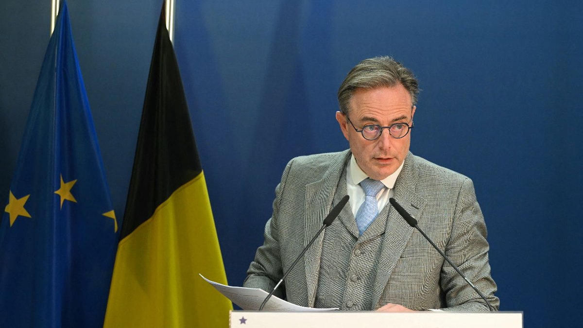 BAM_Wetstraat's tweet photo. Bart De Wever haalt slag thuis op EU-top: Russische tegoeden worden voorlopig niet gebruikt om Oekraïne te helpen https://t.co/w4AyYOHd6M #BartDeWever #EUTop #RussischeTegoeden #Oekraïne #FinanciëleHulp https://t.co/mAu8PG8lKO