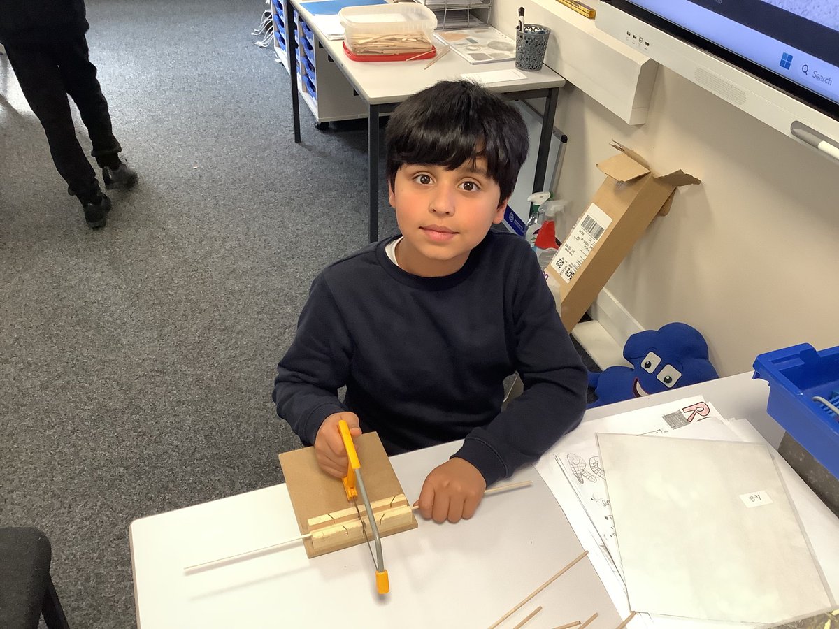 ReinwoodJuniors's tweet image. #RJS4B have been working hard to make their Roman catapults in Design Technology this week. We have been measuring, sawing and joining our dowel to make them strong and sturdy.  #RJSDT