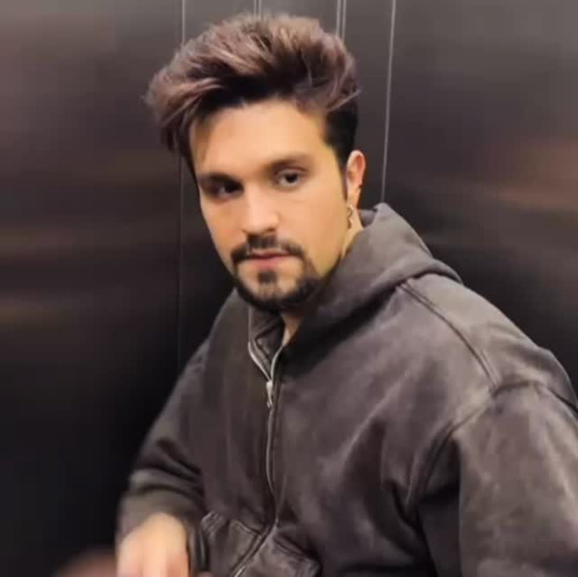 dizpraeles's tweet photo. COMO EH BOM SER FÃ DE HOMEM BONITO CHEIROSO GOSTOSO E TALENTOSO ✨✨✨ https://t.co/REjREAAVb3