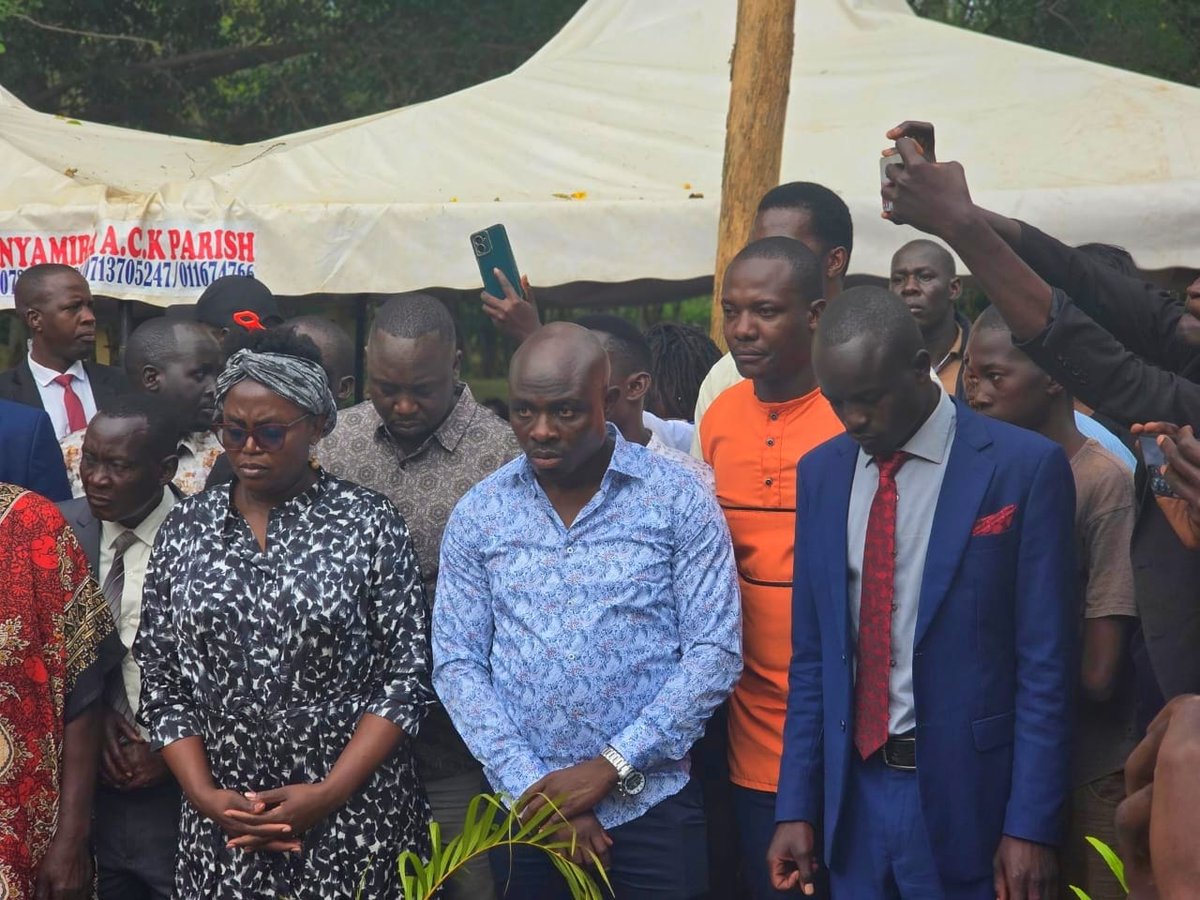 vijananinguzo's tweet photo. We,Mama Daughter, together with the leadership of the county government of Uasin Gishu, paid a visit to Baba @RailaOdinga 's graveside to lay our flowers, may his soul continue resting in peace, we love you Baba.
#RIPRailaOdinga
#RIPBaba https://t.co/S7ZiwGbKLC