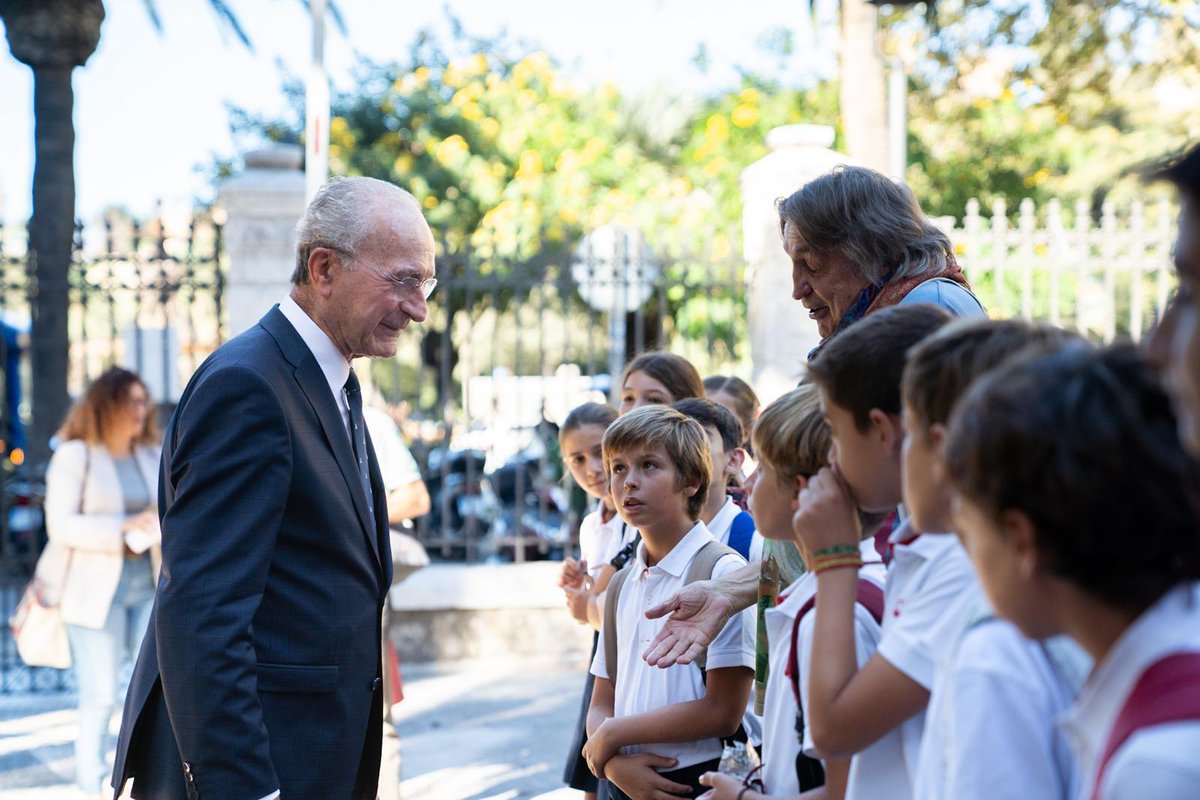 El alcalde de Málaga, <a href="/pacodelatorrep/">Paco de la Torre</a>, junto a la concejala de Acción Exterior, Mar Torres, ha presidido hoy el acto institucional de izado de la bandera de la ONU con motivo del 80.º aniversario de la entrada en vigor de la Carta de Naciones Unidas.
