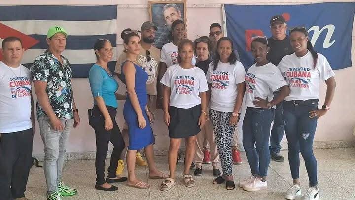 BjmCueto's tweet photo. En la mañana de hoy son reconocidos varios instructores de Arte de la Brigada José Martí por su adnegado trabajo dentro de este gran movimiento juvenil.
#21AñosBjm
#BjmPresente
#RaicesQueForjanHistoria https://t.co/FfOFDmsbqN