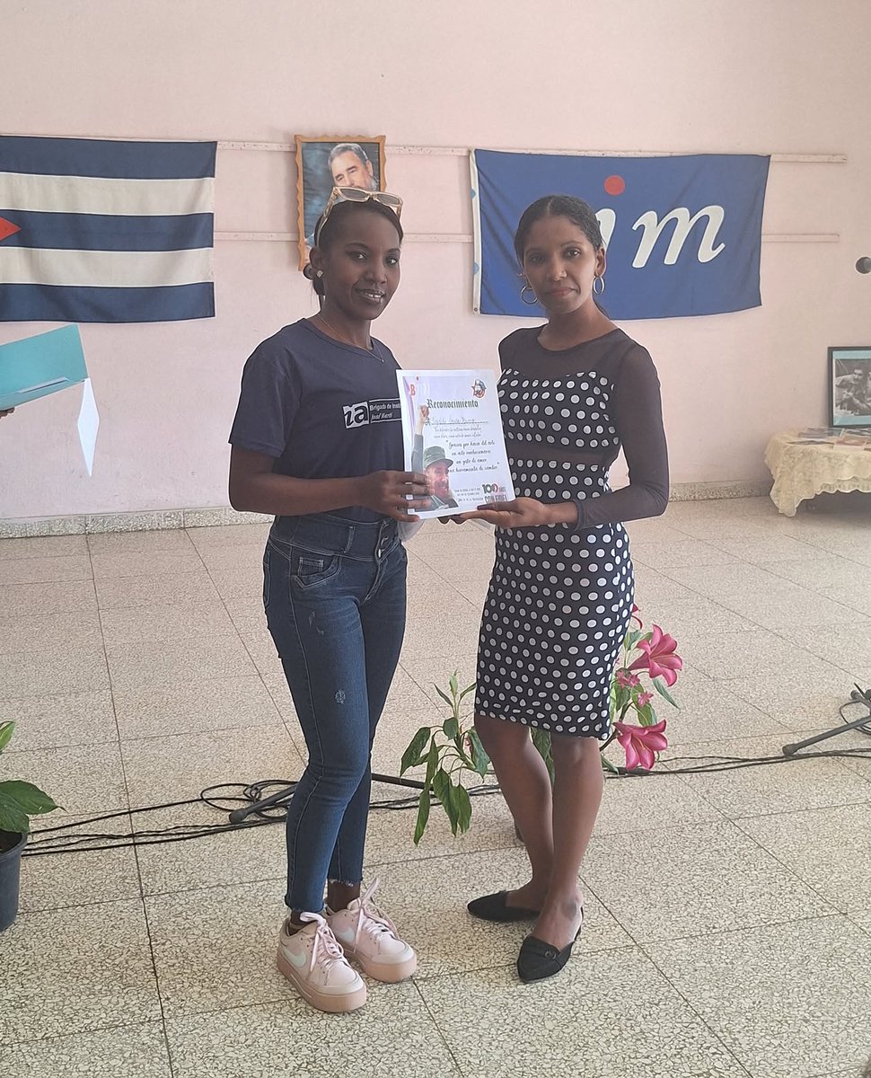 BjmCueto's tweet photo. En la mañana de hoy son reconocidos varios instructores de Arte de la Brigada José Martí por su adnegado trabajo dentro de este gran movimiento juvenil.
#21AñosBjm
#BjmPresente
#RaicesQueForjanHistoria https://t.co/FfOFDmsbqN