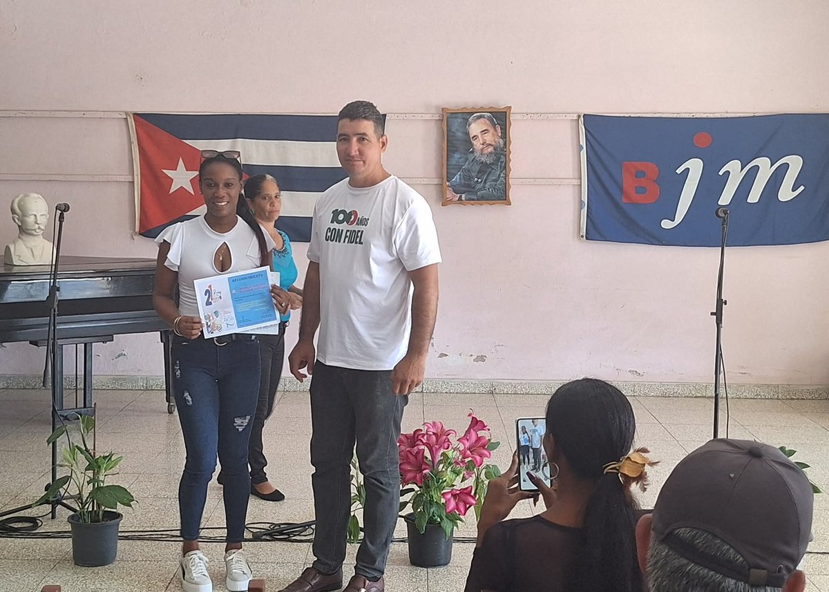 BjmCueto's tweet photo. En la mañana de hoy son reconocidos varios instructores de Arte de la Brigada José Martí por su adnegado trabajo dentro de este gran movimiento juvenil.
#21AñosBjm
#BjmPresente
#RaicesQueForjanHistoria https://t.co/FfOFDmsbqN