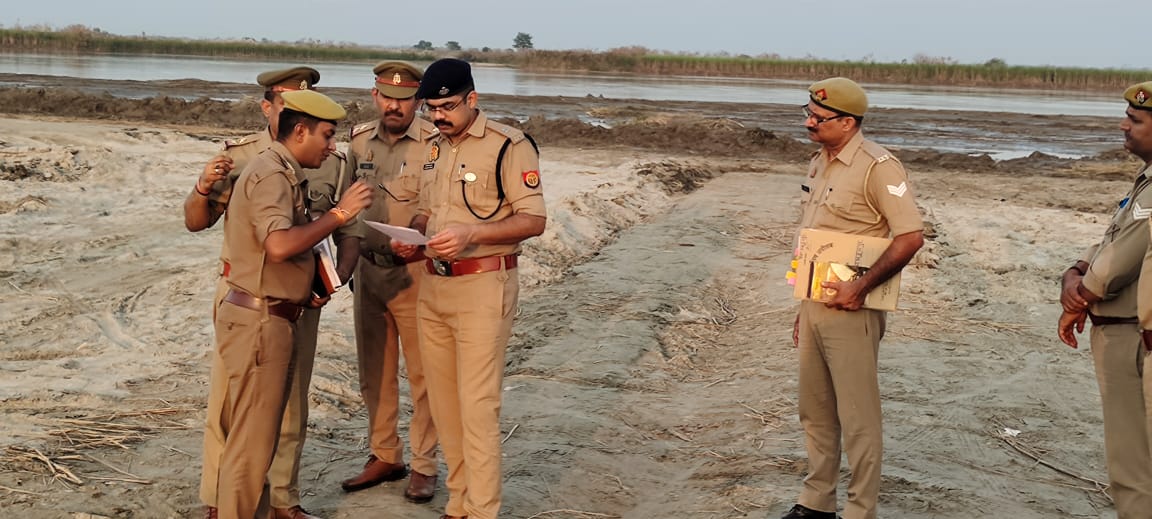 upnewz_'s tweet photo. मेरठ ब्रेकिंग:
➡ एसपी ग्रामीण ने थाना हस्तिनापुर क्षेत्र के मखदूमपुर घाट का किया निरीक्षण।
➡ गंगा मेले की सुरक्षा और व्यवस्थाओं का लिया जायजा।
➡ अधिकारियों को दिए जरूरी निर्देश।
➡ शांतिपूर्ण व सुरक्षित आयोजन के लिए तैयारियां तेज।
#Meerut #GangaMela #Preperations #UPPolice | @meerutpolice