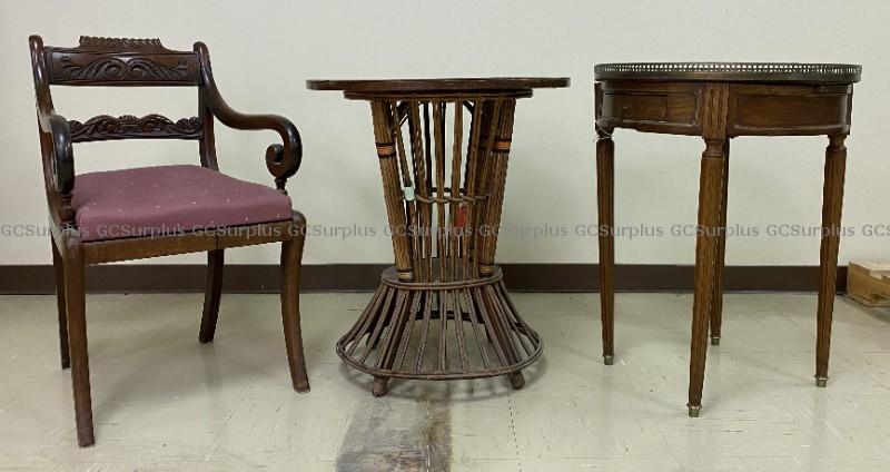 GCSurplus_PSPC's tweet image. Add timeless charm to your space with this antique-style furniture set: a Regency chair with curved legs, a lacquered rattan table and a Louis XVI marble-top table. ✨

Find them on #GCSurplus and bring a touch of history to your home ➡️ gcsurplus.ca/mn-eng.cfm?snc…