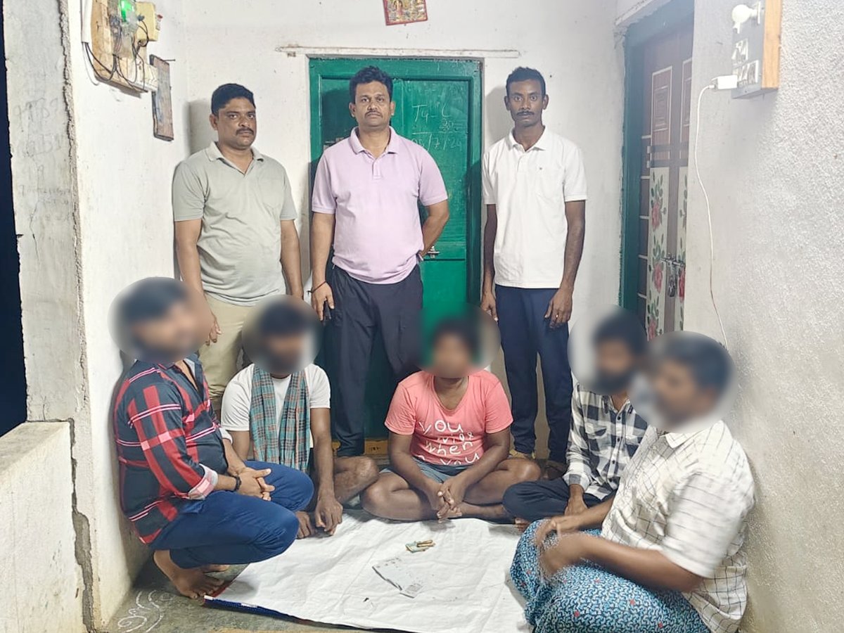 బంటుమిల్లి ఎస్‌ఐ గారు తమ సిబ్బందితో కలిసి చిన తుమ్మిడి గ్రామం లో రహస్యంగా పేకాట ఆడుతున్నారు అనే సమాచారంతో దాడి (Raid) నిర్వహించి ఏ.పీ. గేమింగ్ యాక్ట్ 9(1) ప్రకారం జూదం ఆడుతున్న ఐదుగురు వ్యక్తులను పట్టుకున్నారు. వారి వద్ద నుండి ₹2750/- నగదు స్వాధీనం చేసుకొని కేసు నమోదు చేశారు.