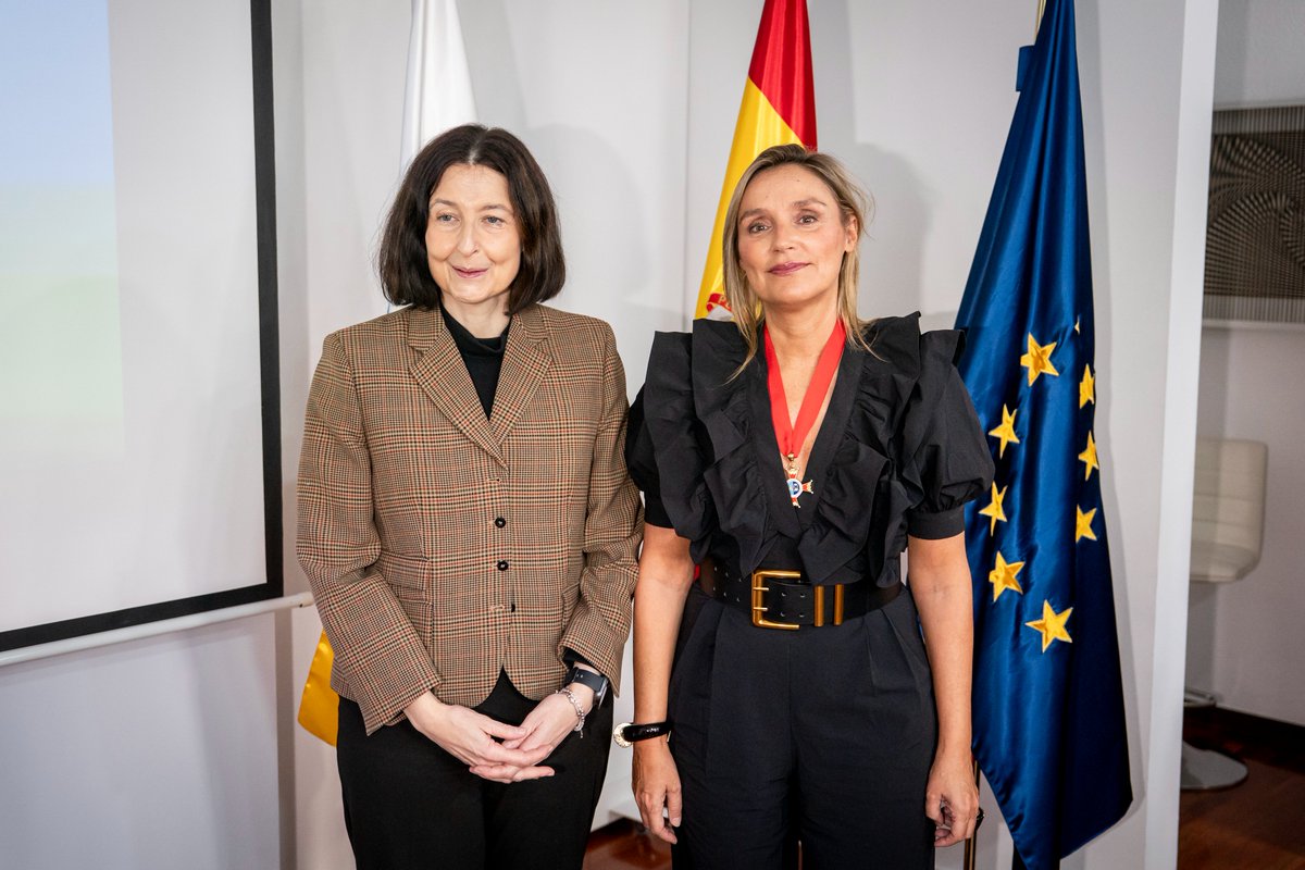 Notarios_ES's tweet photo. 🏅 El Gobierno de Canarias ha entregado a Sofía Puente la Medalla al Mérito de la Justicia con distintivo de oro por su intervención "decidida y valiente" para dar cobertura legal a los afectados por el volcán de La Palma

👏🏻 Felicitamos a @aifosan por este reconocimiento y le agradecemos el respaldo que nos prestó durante su etapa al frente de la Dirección General de Seguridad Jurídica y Fe Pública, en apoyo a los damnificados junto con el Notariado