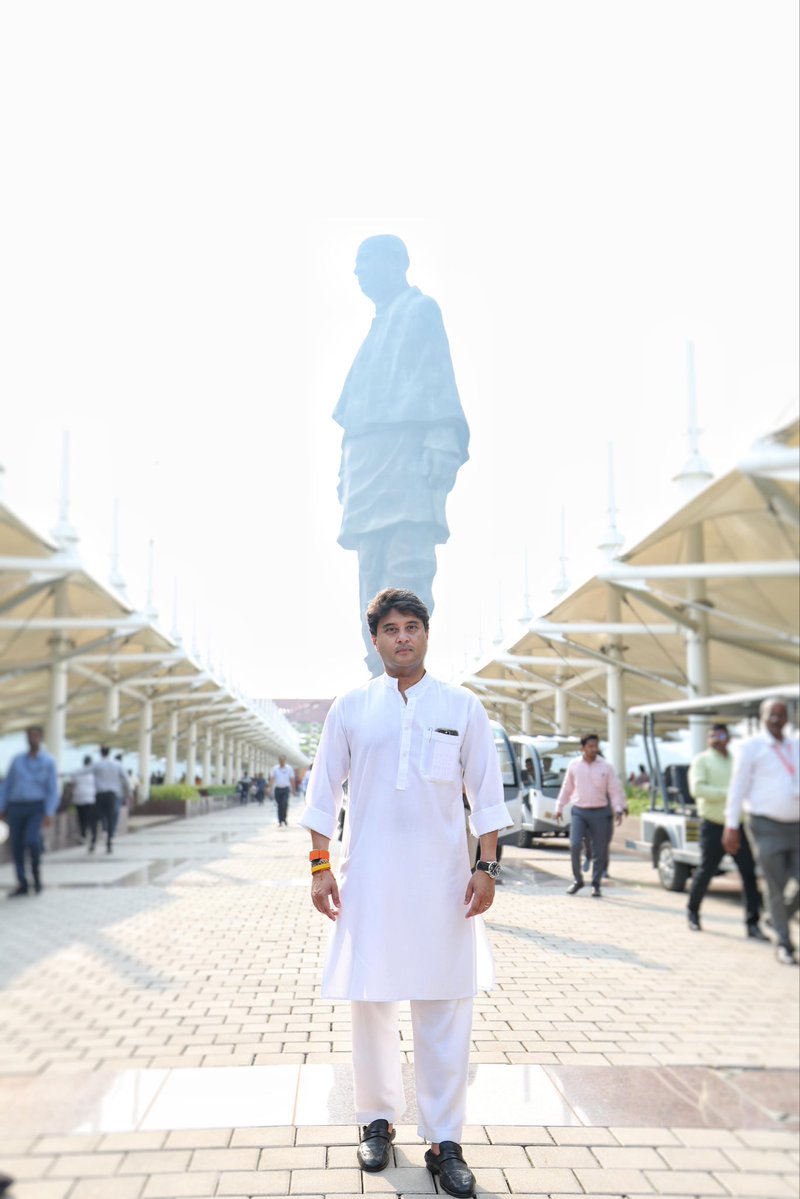 JM_Scindia's tweet image. एकता के विराट प्रतीक 'Statue of Unity' के समक्ष खड़े होकर, राष्ट्र की अखंडता और समर्पण के अदम्य संकल्प को नमन करता हूँ।
📍केवड़िया, गुजरात