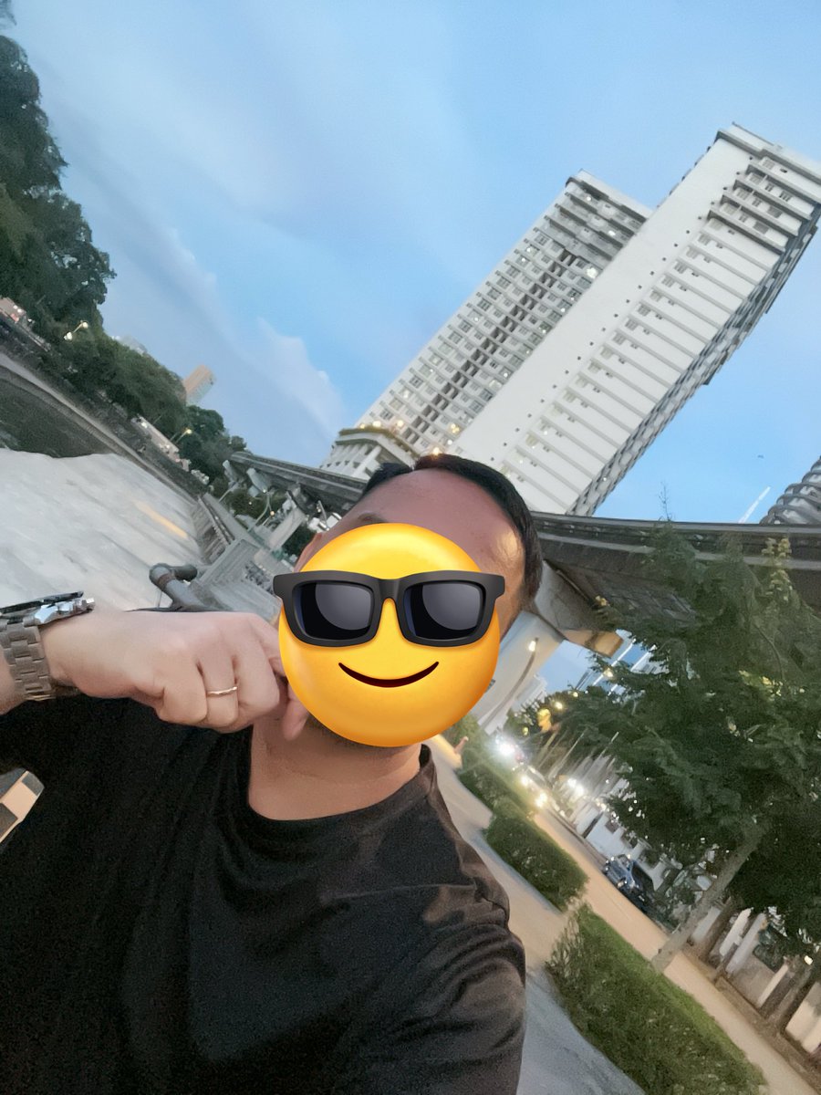 Controlling yourself na hindi magparamdam sa taong gusto mong makausap is a different kind of pain.