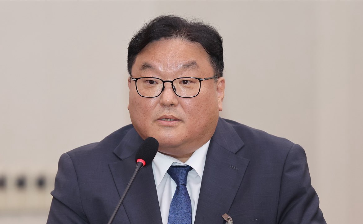 Golosseum's tweet image. “의자가 돈 받았다”며 정치인 하나를 작살내 감옥에 넣고 개인의 ‘영달’을 위해 후배 하나를 작살냈다.

이제 엄희준에게 &amp;lt;상설특검&amp;gt;이 온다. 그것도 쿠팡 로켓⚡️배송으로 말이다.