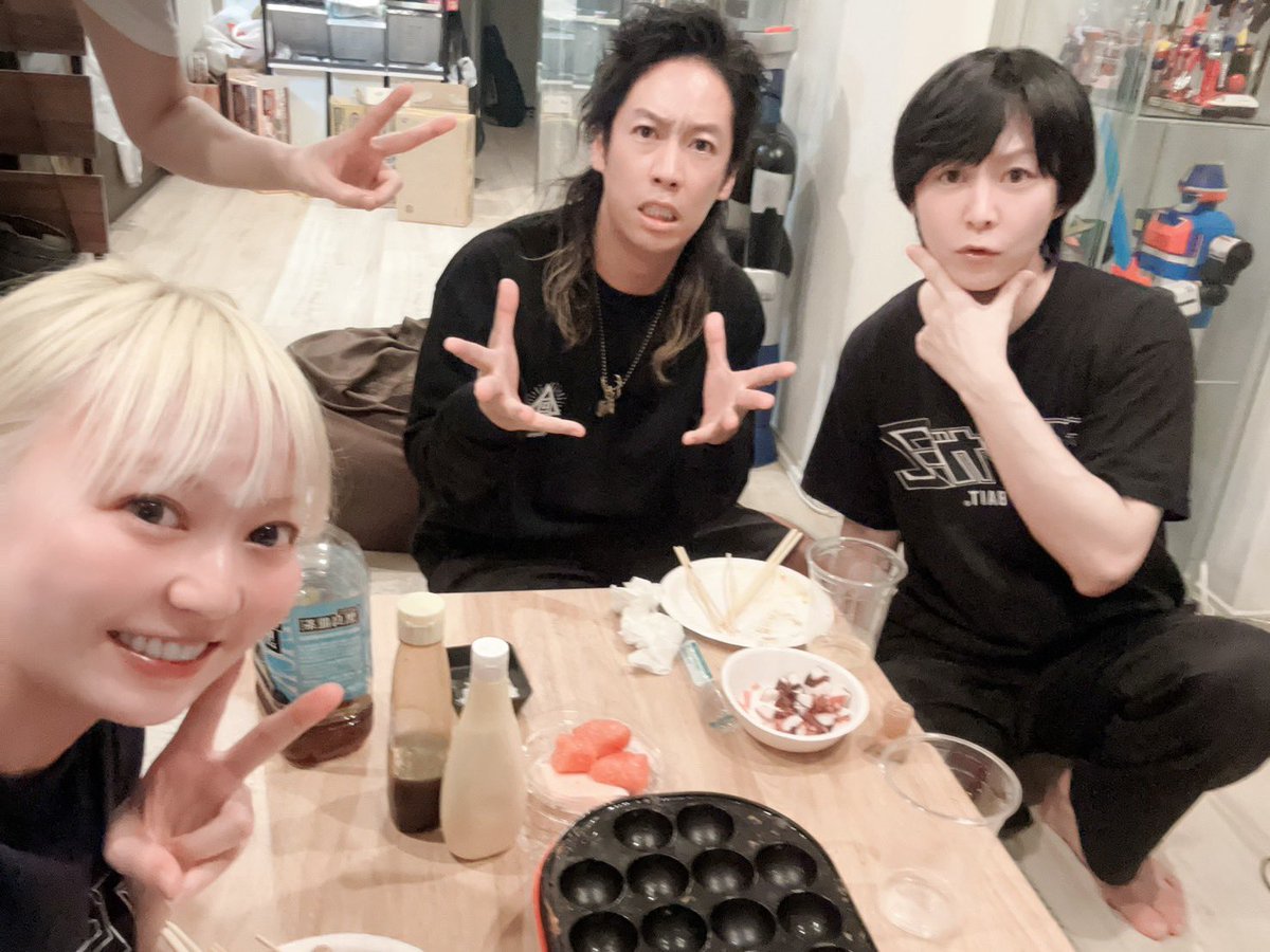 一般人になった小林さんの近影。手だけです笑。
瀧上会が定期的に開催されていてエビ中++を収録していた時くらいの頻度で小林さんに会っています😂