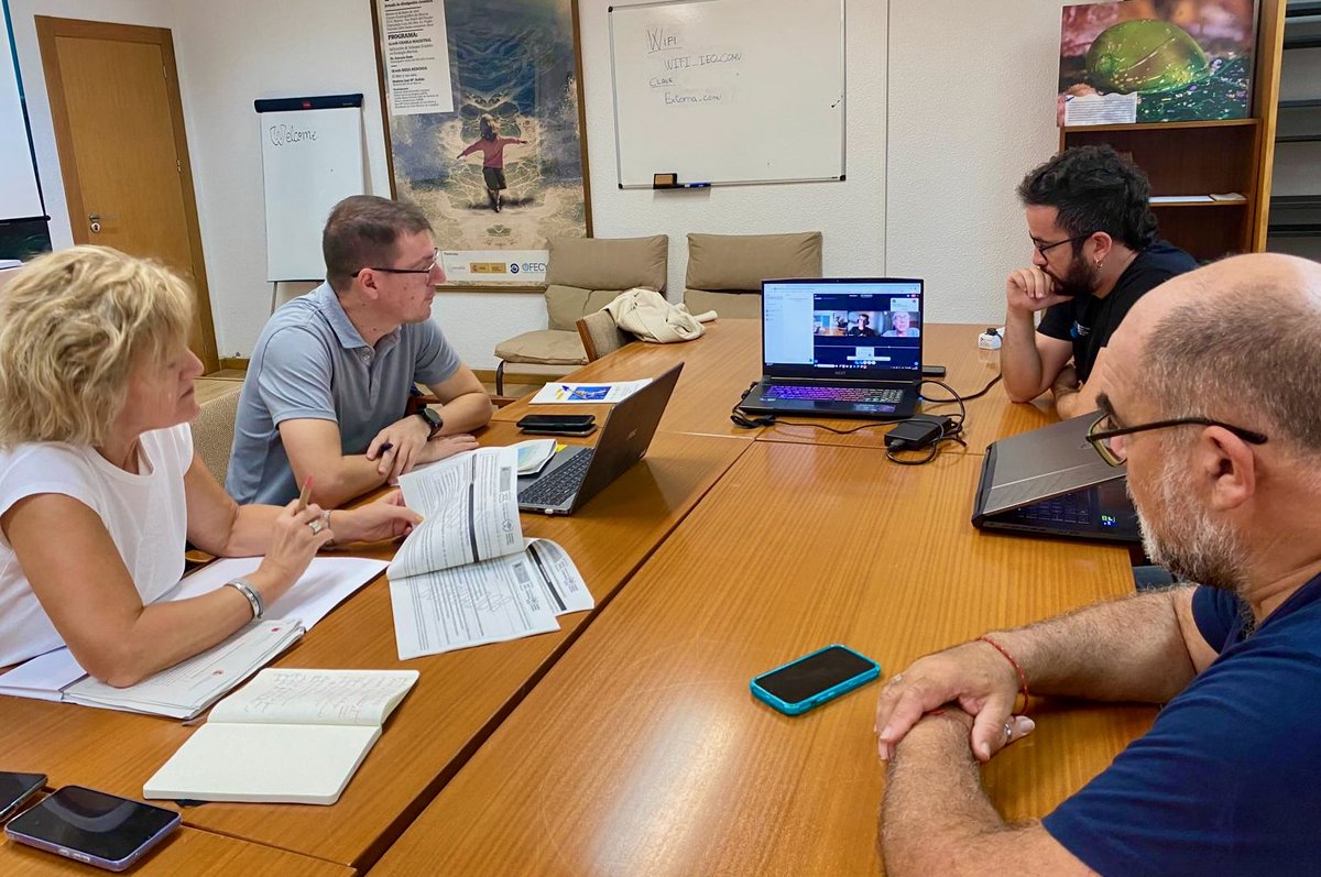 OficinaMarMenor's tweet photo. ➡️Reunión de miembros de la @OficinaMarMenor y del Proyecto #Belich @IEOoceanografia, la Dirección General del Agua y el @CEBAS_CSIC🔬

🟢 Seguimiento in situ del estado del #MarMenor
🟢 Valoración del sistema de monitoreo en tiempo real del @mitecogob
🟢 Persiste la preocupación https://t.co/zr4PDkAhE3