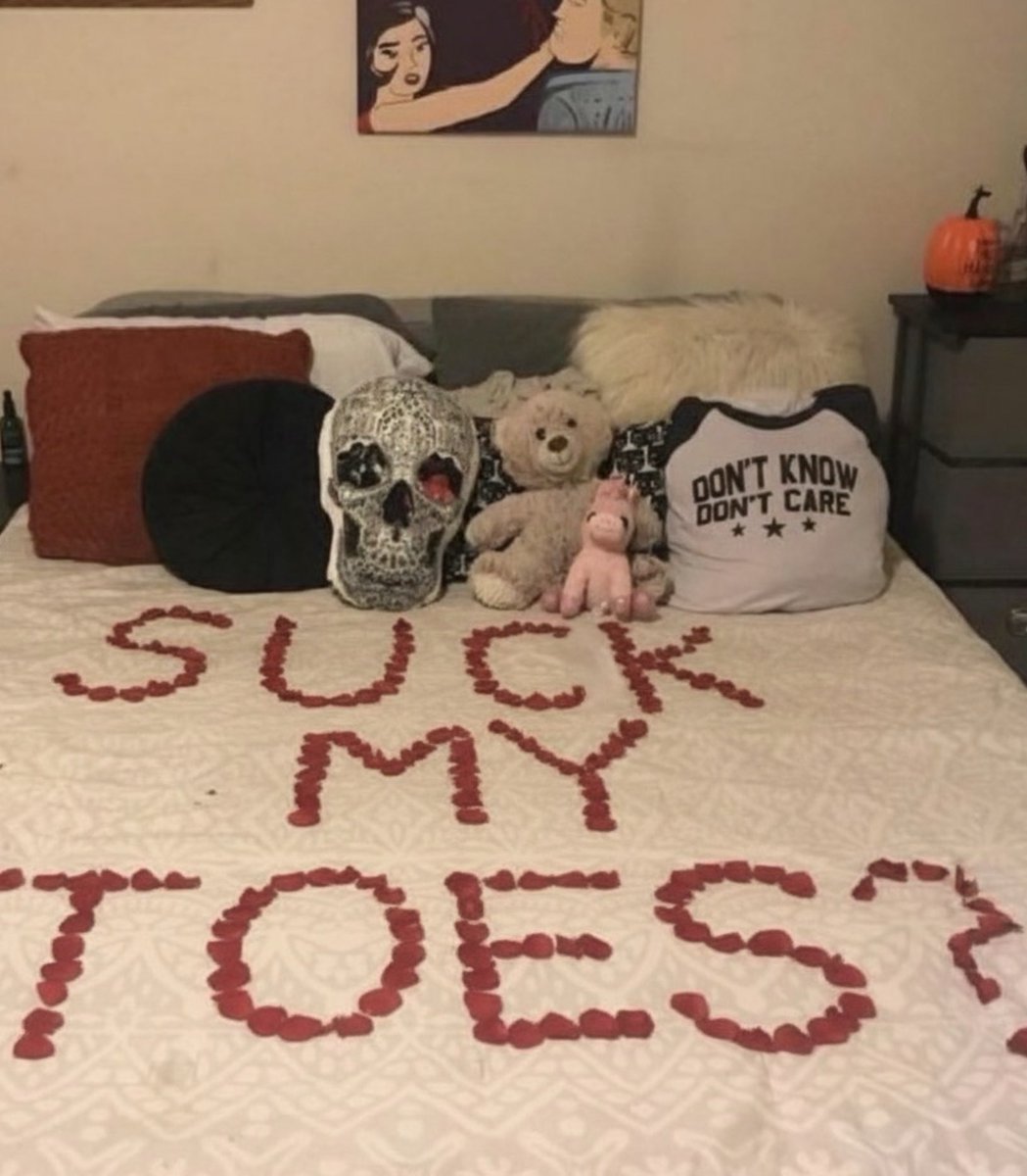 FeetFinder's tweet photo. Who else likes to be welcomed home like this? https://t.co/9JYf4GZVGu