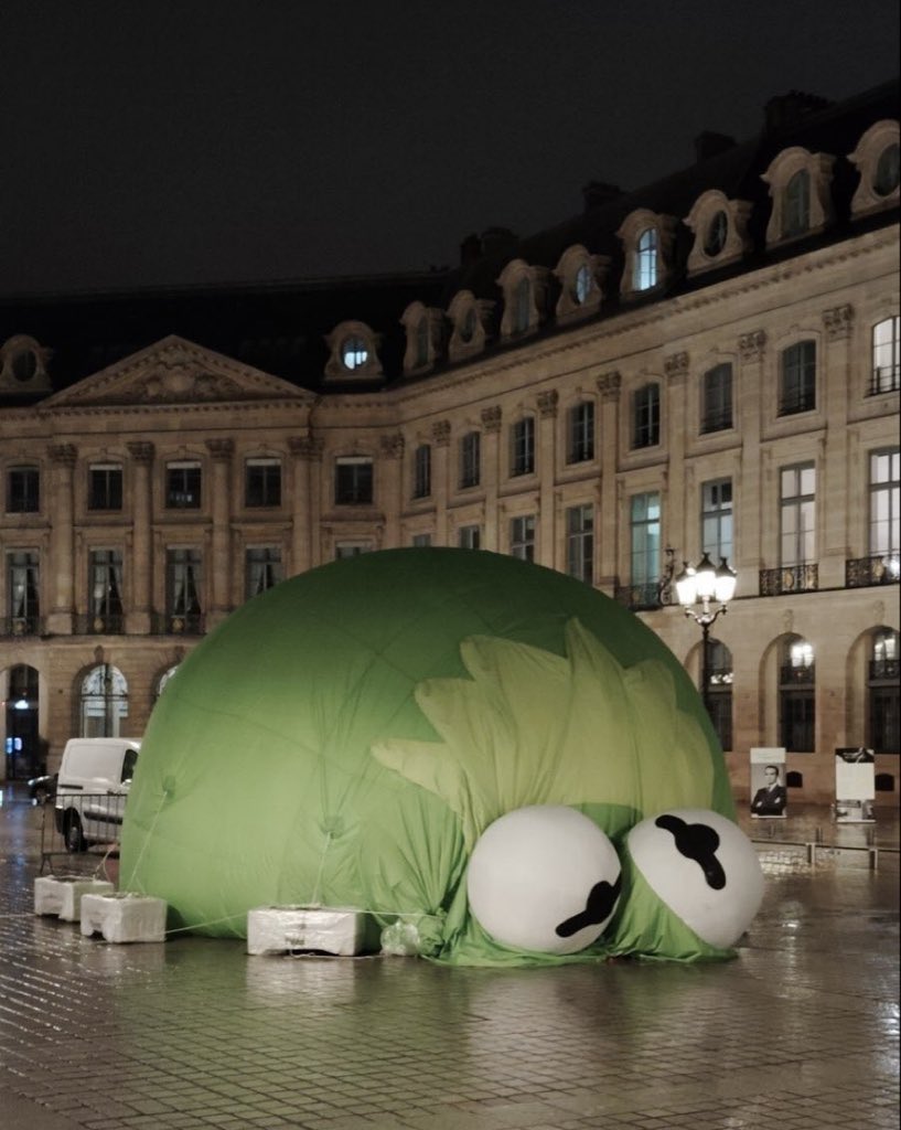 Kermit ce matin au réveil. 
Apparemment elle a pris cher cette nuit.
Sacrée coquine cette grenouille !