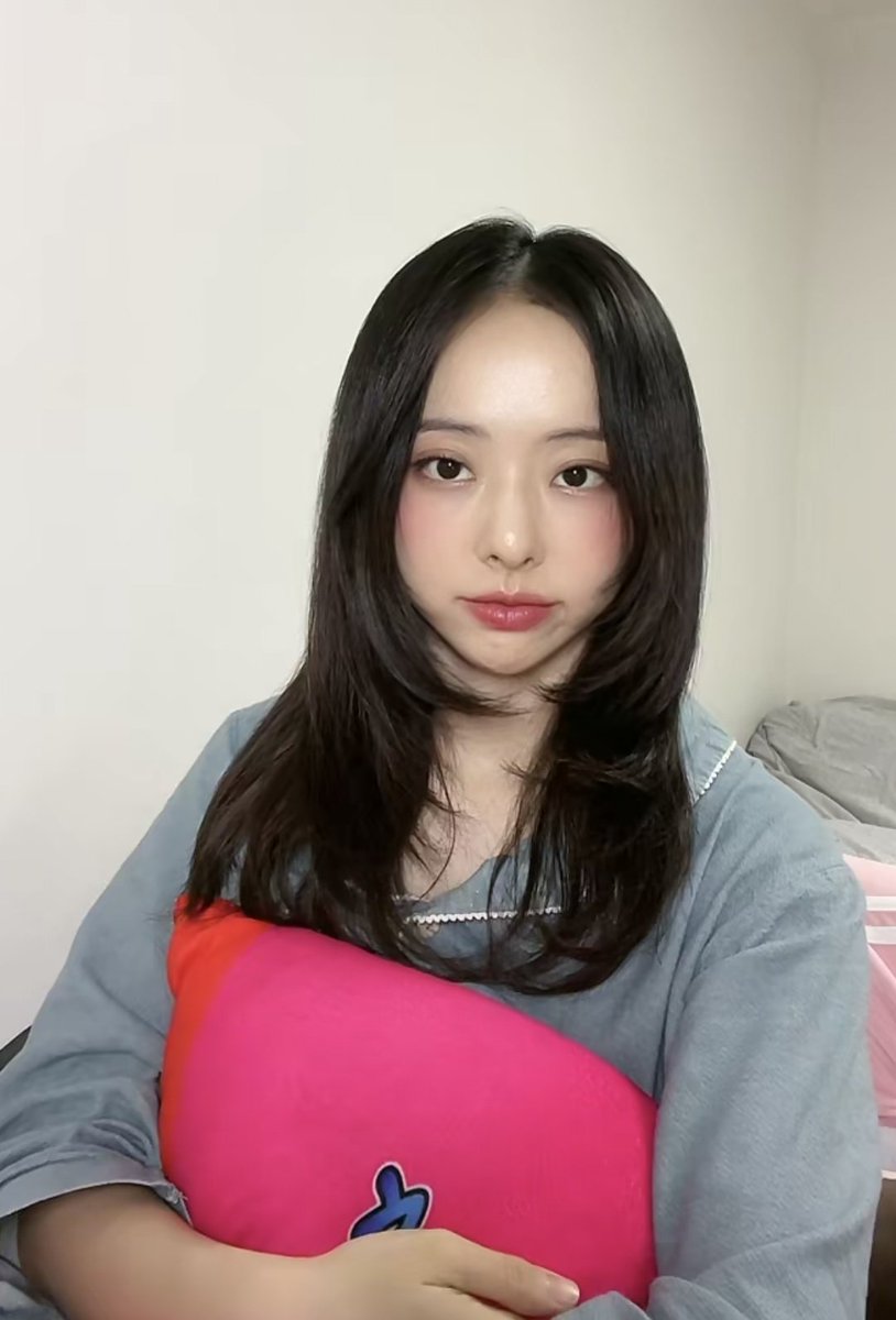 251024 — TikTok LIVE 🎥
#VIVI #비비 #黃珈熙

Vivi is back on TikTok live