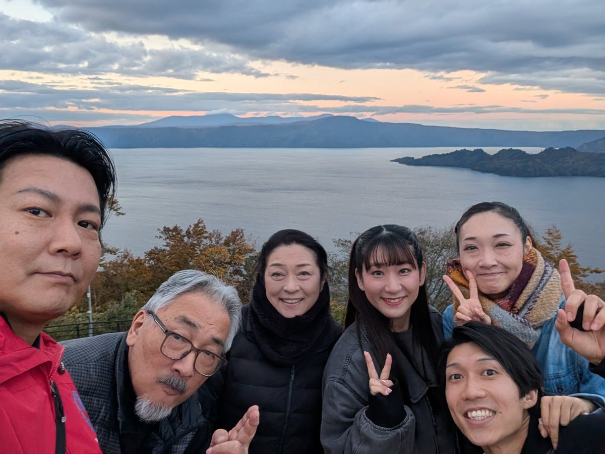 Nozomi19791015's tweet image. #康楽館 #劇団ゆめいろ 
残り4日間7公演！

週末は天気悪いみたいだから晴れてるうちに…と、終演後に七滝と十和田湖に。
前に来た時より色づいてた🍁

満点の星空もこれで見納めかぁ…なんて、ちょっぴりおセンチな気分で寮の前で夜空見上げながら煙草吸ってるただ今の気温は2℃。
煙も息も白い😂