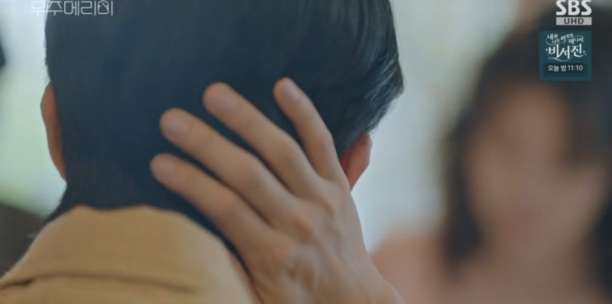 유메리 첫사랑 명식이=김우주인거 벌써 김우주도 알았다
아 남주가 뭐든지 빨리 알게되는거 존나좋네 진짜아♡

여주가 짧은 기억 첫사랑 회상하면서 뒤통수 예뻤다고
만져보고 싶다고 하니까 본인인거 알게된 남주가 슬며시
자기 뒤통수 만져보는 연출,,진짜 기욥네요 드라마가♡
