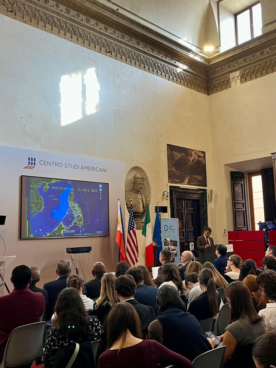 Comincia al <a href="/centrostudiusa/">CentroStudiAmericani</a> il panel "Ordine marittimo internazionale basato su regole" con la delegazione filippina.
#Diplomacy25 <a href="/LorenzoTerm/">Lorenzo Termine</a> <a href="/StefanoPelaggi/">Stefano Pelaggi</a> <a href="/JayBatongbacal/">Jay L Batongbacal</a>