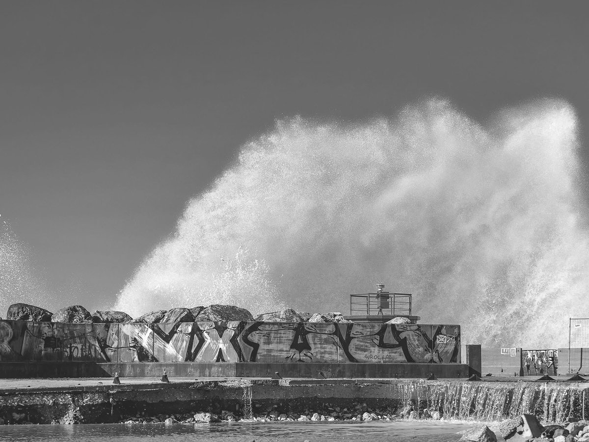 Pkostanzo's tweet photo. Libeccio _1 #marinadipisa #blackandwhite #libeccio #sea #wind #people #badweather #larepubblica #lanazione https://t.co/SqmT4ywxrc