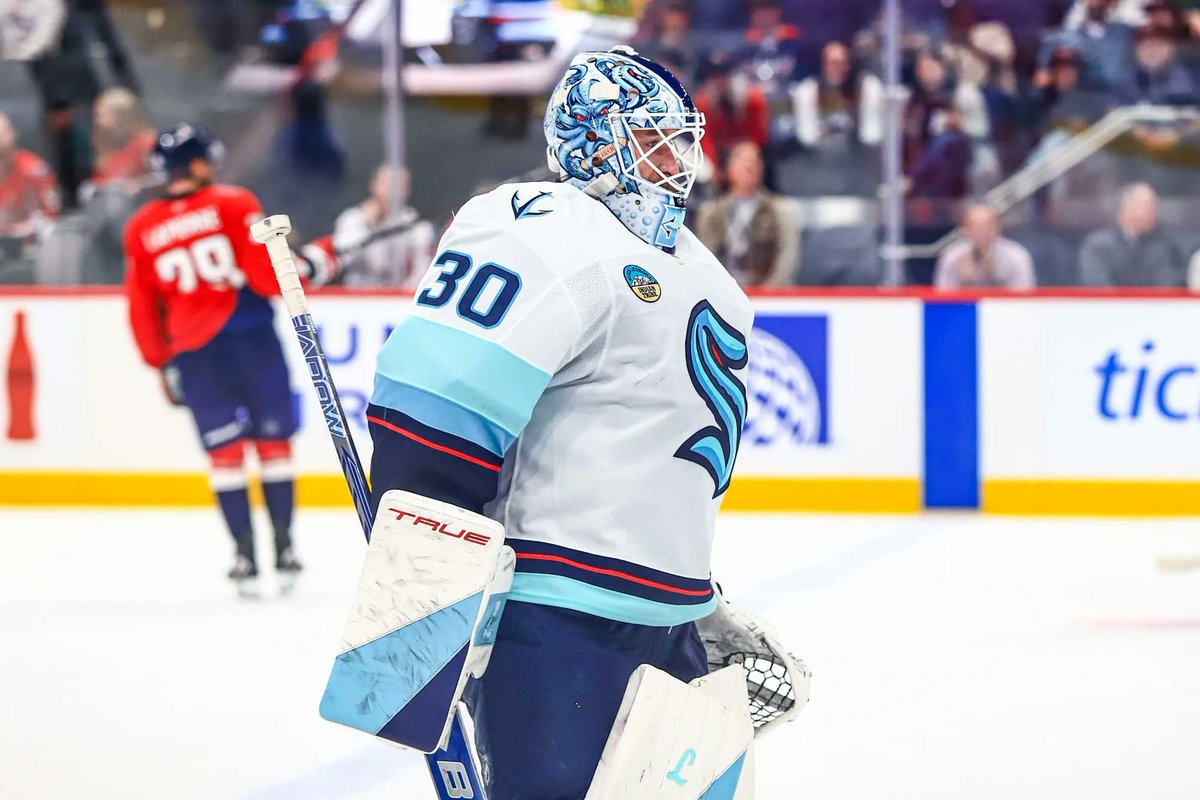 oregonsportnews's tweet photo. The @SeattleKraken are defending better than ever under new HC Lane Lambert 🧊

✅ Early defensive gains
⚠️ Offense still finding rhythm
🩼 Injuries piling up

Can Seattle stay afloat in the Pacific? Full column here 👉 https://t.co/sBfdxNuHDV

#NHL #SeattleKraken #OregonSportsNews
