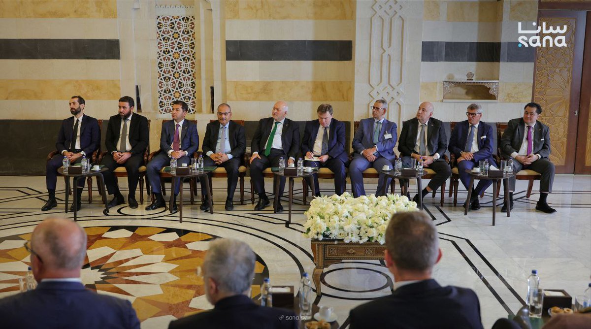 Sana__gov's tweet photo. الرئيس أحمد الشرع يستقبل وفدي غرفة التجارة العربية النمساوية برئاسة فيرنر فاسلابند وغرفة التجارة والصناعة العربية الألمانية برئاسة أولاف هوفمان والوفد المرافق لهما. https://t.co/yo062ji0FY