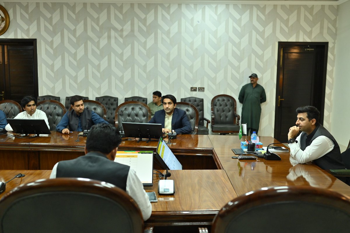 ڈپٹی کمشنر کیپٹن(ر)ندیم ناصر ڈسٹرکٹ ایمرجنسی رسپانس کمیٹی برائے انسداد ڈینگی کے اجلاس کی صدارت کررہے ہیں۔

<a href="/MaryamNSharif/">Maryam Nawaz Sharif</a> 
<a href="/TeamMNSharif/">Team MNS</a> 
<a href="/GovtofPunjabPK/">Government of Punjab</a>  
#GovtOfPunjab #CSPunjab #CMpunjabofficial #CMPunjab #DCFaisalabad #deputycommissionerfaisalabad #Faisalabad