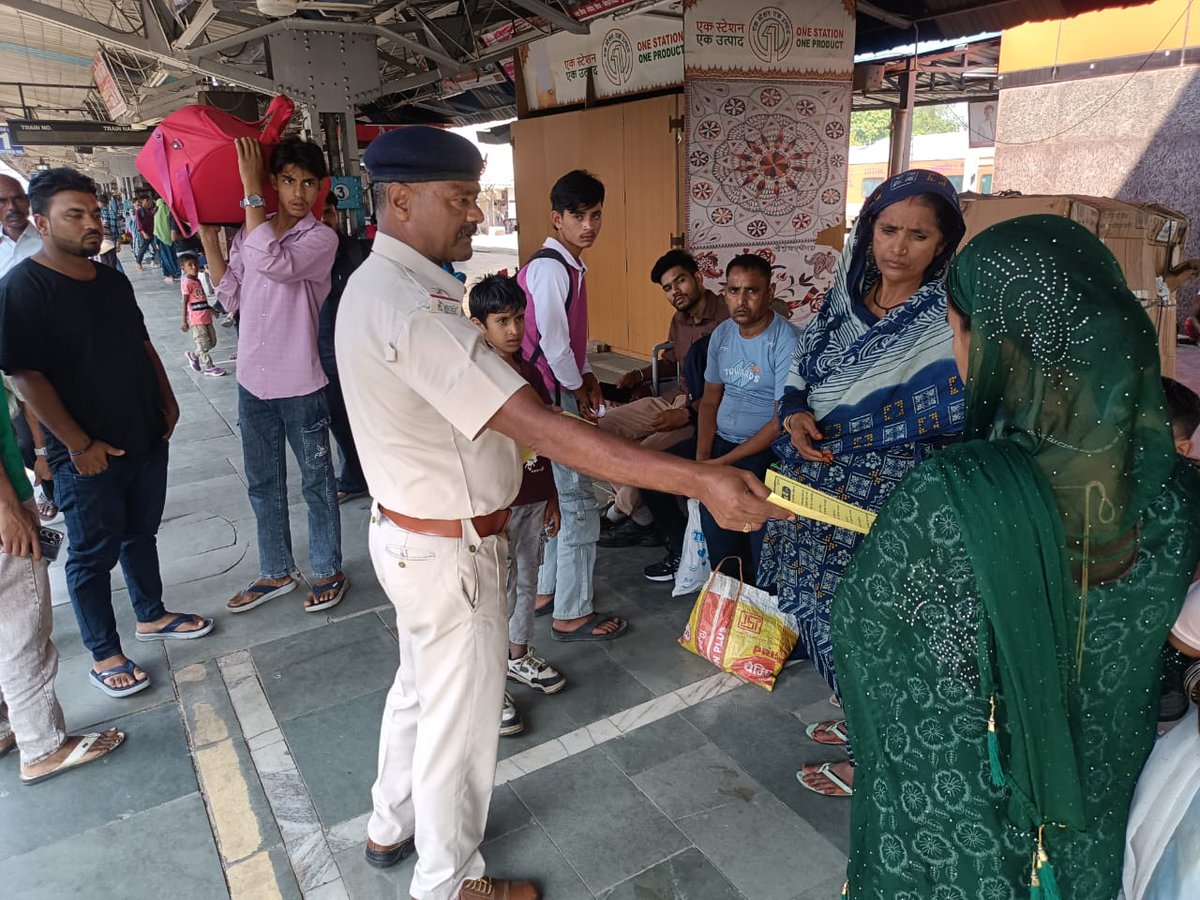 आज दिनांक -24.10.25 को रेसुब/पोस्ट/नरकटियागंज के द्वारा नरकटियागंज रेलवे स्टेशन पर यात्रियों के बीच नशाखुरानी , ACP, पायदान पर यात्रा नहीं, हेल्पलाइन नं 139 का उपयोग करने आदि के संबंध में जागरुकता अभियान चलाया गया।
<a href="/spjdivn/">DRM SAMASTIPUR</a> <a href="/RPF_INDIA/">RPF INDIA</a> <a href="/rpfecr/">RPF East Central Rly</a>