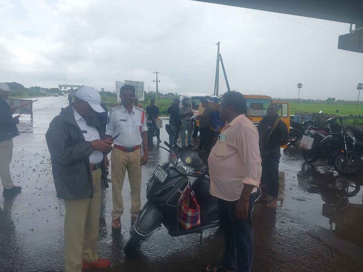 జిల్లా ఎస్పీ శ్రీ వి. విద్యా సాగర్ నాయుడు గారి ఆదేశాల మేరకు, బందరు ట్రాఫిక్ ఇన్స్పెక్టర్ నున్న రాజు గారి ఆధ్వర్యంలో విజయవాడ జాతీయ రహదారి లోని సుల్తాన్ నగరం ఫ్లై ఓవర్ వద్ద ప్రత్యేక హెల్మెట్ డ్రైవ్ నిర్వహించారు.