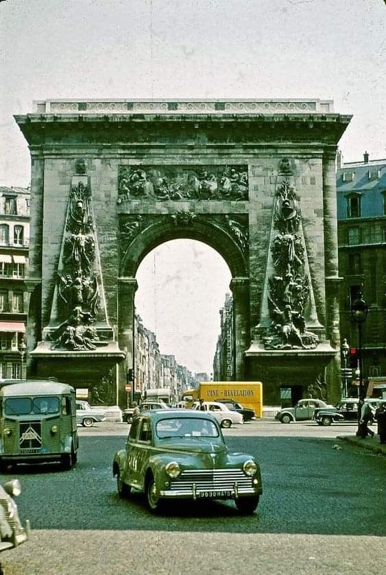 hiddenliburua's tweet image. La Porte Saint-Denis à Paris, construite en 1673 d'après l'arc de Titus à Rome.
(photo qui de droit, 1959)