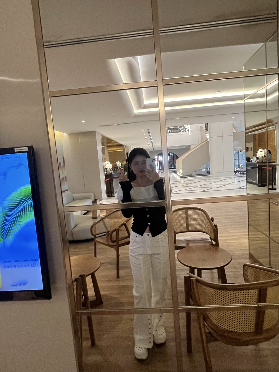 LiLLiCheaa's tweet photo. i see u today ormmmm😭😭，and i gave up going to the concert of BLACKPINK. Although i only saw you once, i was already very happy! Next time i will come to see u from China.🤍🤍

ORM CENTRAL CHIDLOM ANN
#CentralAnniversaryxOrm
#OrmKornnaphat #ออมกรณ์นภัส
 @ormmormm https://t.co/kzk6iPyjPd