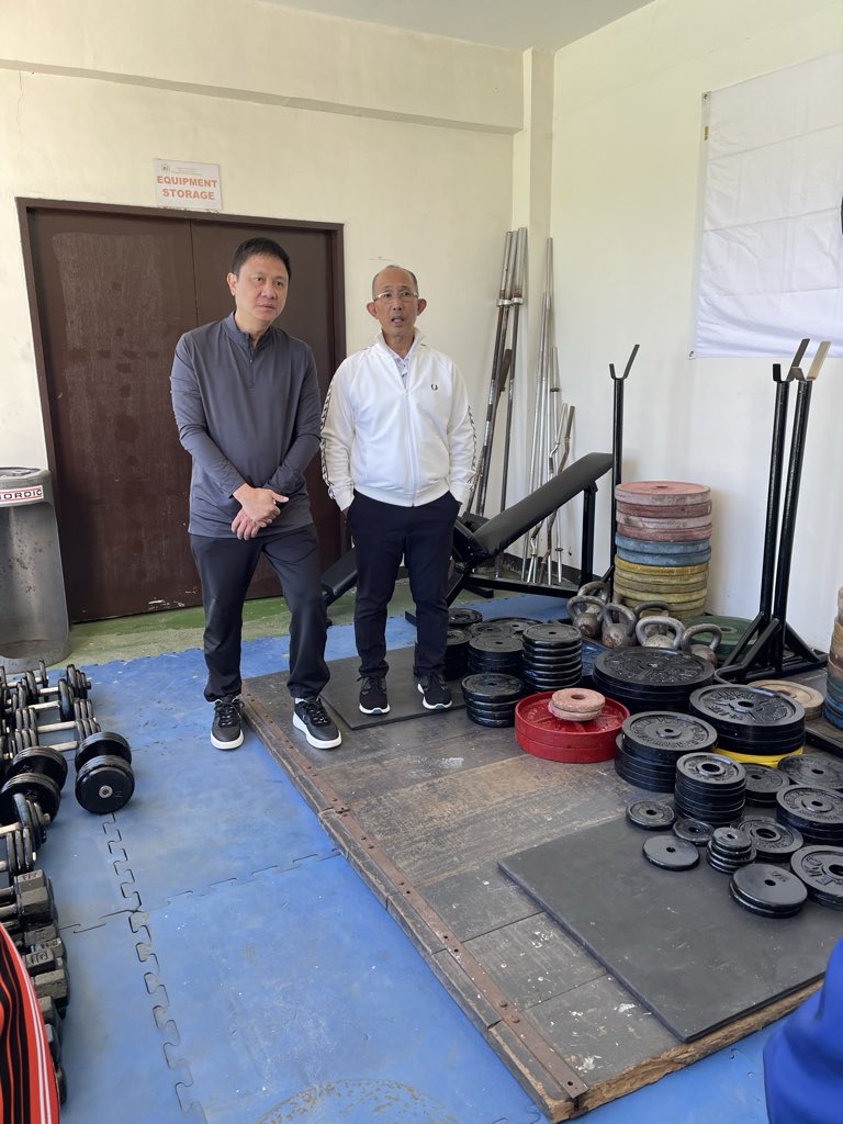 Philippine Sports Commission Chairman Pato Gregorio received the Key to the City of Baguio, in recognition of the agency’s support for local sports development. The PSC also turned over gym equipment to the city, with Baguio City Mayor Benjamin present to witness the event.
