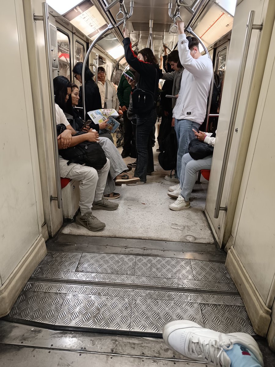 ktypg's tweet image. #metrodesantiago hoy 24 de octubre 2025 línea 1 asqueroso  tren M0226