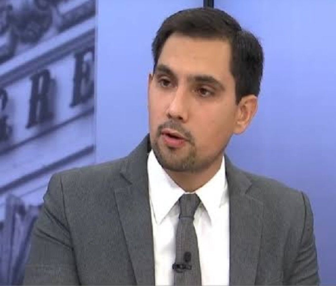 Resolvamos esto de una buena vez ¿Quién es MEJOR Abogado??

Lucas Ghersi           Diego Pomareda 

             RT                                  Me Gusta