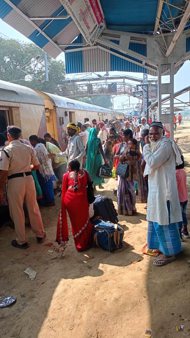 आज दिनांक -24.10.25 को रेसुब /बगहा के द्वारा बगहा रेलवे स्टेशन पर यात्रियों के बीच नशाखुरानी , ACP, पायदान पर यात्रा नहीं, हेल्पलाइन नं 139 का उपयोग करने आदि के संबंध में जागरुकता अभियान चलाया गया एवं पम्पलेट वितरण किया गया ।
<a href="/spjdivn/">DRM SAMASTIPUR</a> <a href="/RPF_INDIA/">RPF INDIA</a> <a href="/rpfecr/">RPF East Central Rly</a>