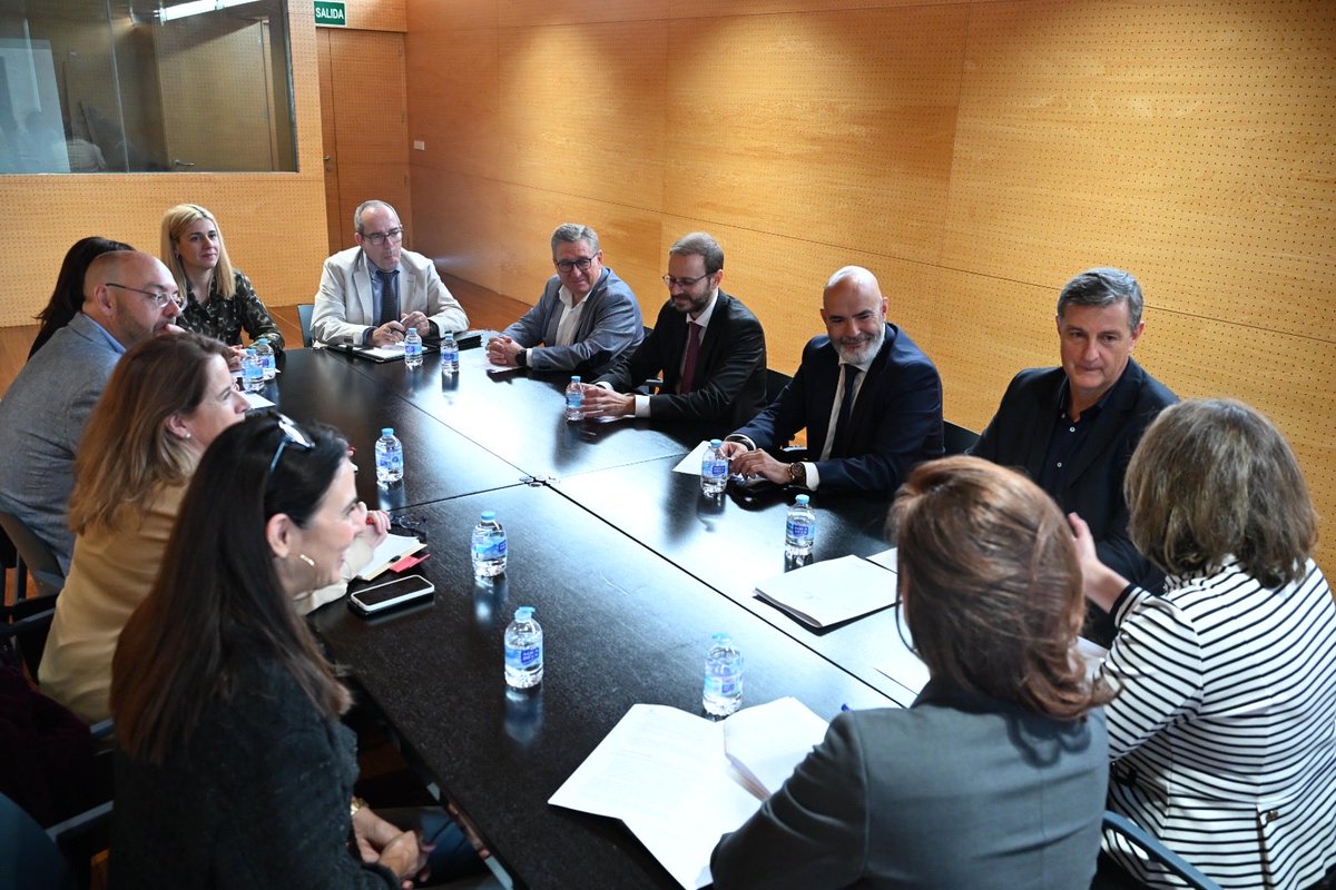 pfrancoCLM's tweet image. En Albacete, hemos constituido el Consejo Regional de Seguridad y Salud Laboral de Castilla-La Mancha, en el que reforzamos la labor conjunta  en materia preventiva, con el pistoletazo de salida a un plan de acción que aprobaremos antes de finales de año. 🤝