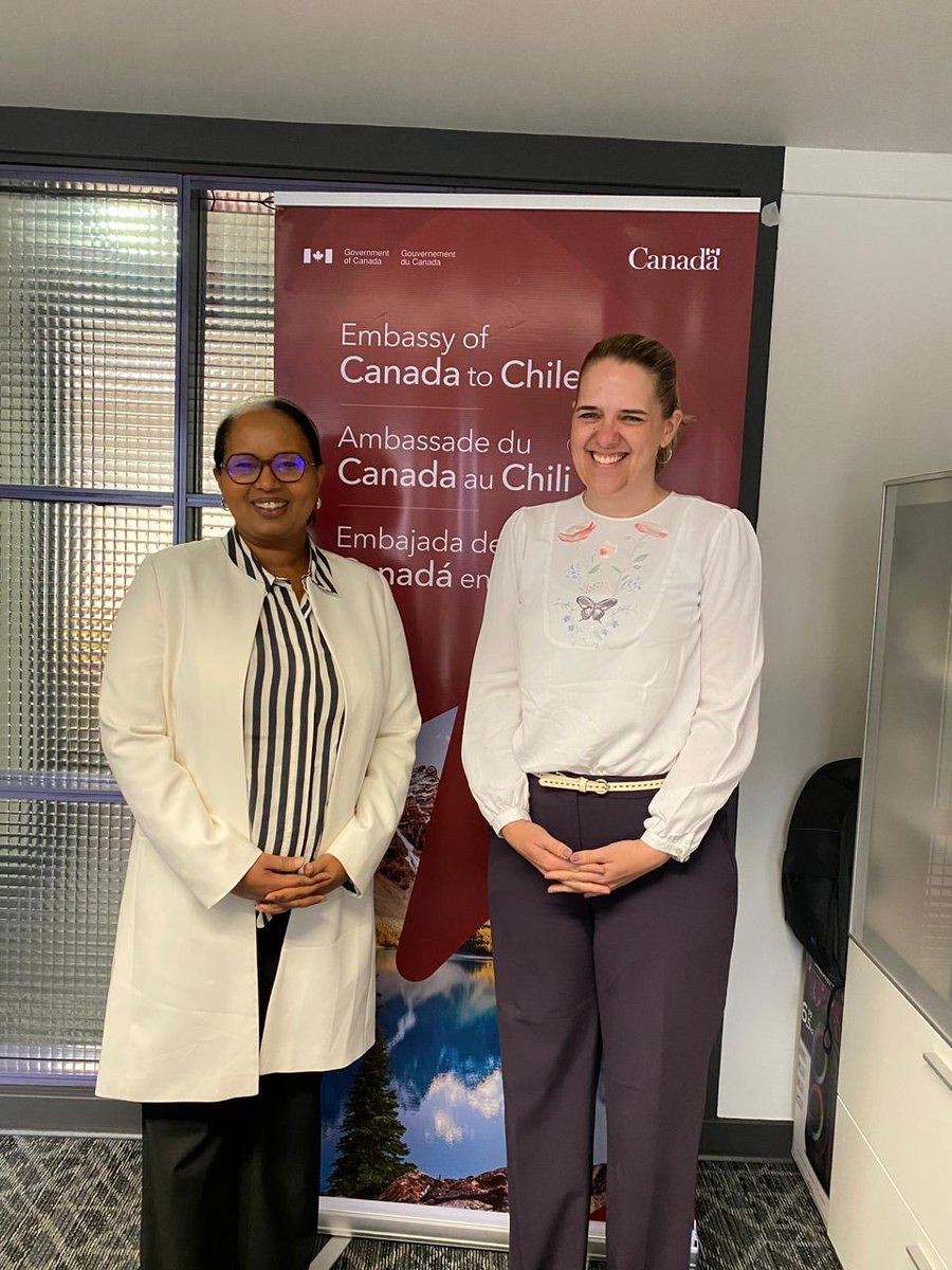 REPAM_OIF's tweet image. 🇨🇱 | En marge de sa mission à Santiago, Mme Zahra Kamil Ali, Représentante de l’OIF pour les Amériques, a rencontré Mme @karolina_guay, Ambassadrice du Canada🇨🇦 au Chili. Elles ont échangé notamment sur la francophonie économique et des priorités conjointes. #REPAM #Francophonie