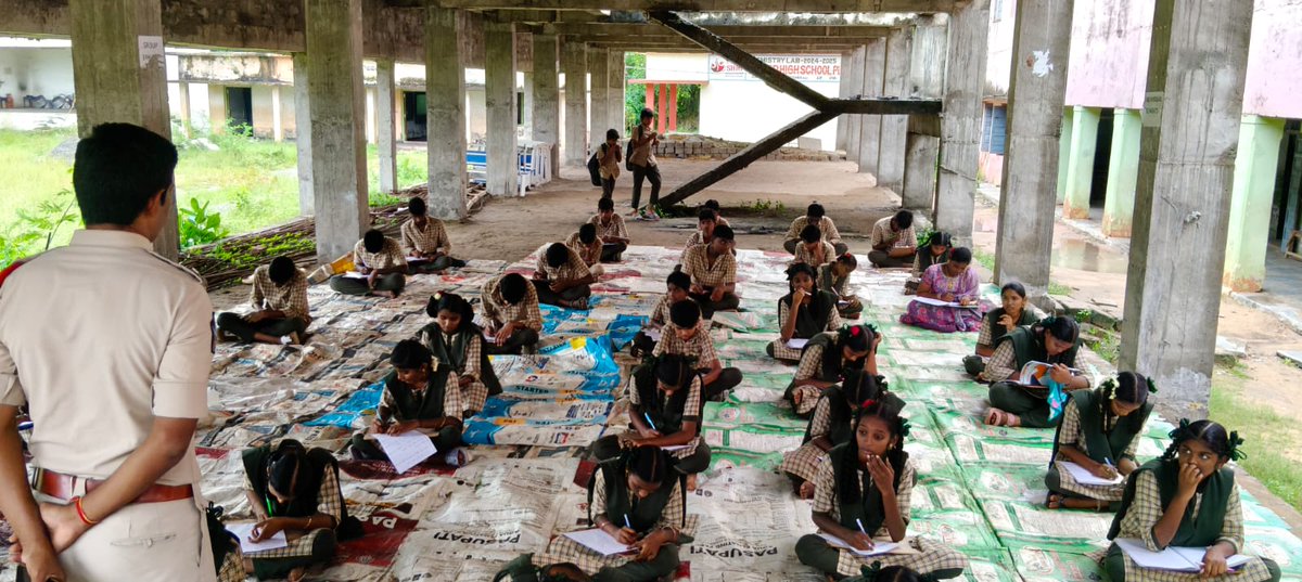 కృష్ణా జిల్లా ఎస్పీ శ్రీ వి. విద్యా సాగర్ నాయుడు, ఐపీఎస్ గారి ఆదేశాల మేరకు, పోలీస్ అమరవీరుల సంస్మరణ దినోత్సవం (Police Commemoration Day) సందర్భంగా నందివాడ పోలీస్ స్టేషన్ వారు నందివాడ జెడ్‌పి‌హెచ్ స్కూల్ నందు వ్యాసరచన (Essay Writing) పోటీ నిర్వహించారు.