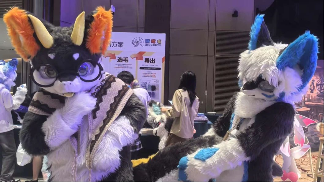 #FursuitFriday 
🐉: !!!!?     Tail !!! :🦊

🐉:<a href="/SinoCatsup/">茄酱_Catsup🔜10.1HF</a> 
📷:星烨